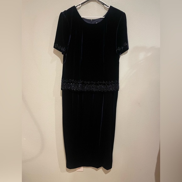R&M Richards Dresses & Skirts - R&M Richards Navy Blue velvet dress with beading